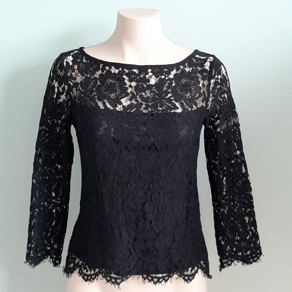 🅱️🅾️G🅾️ Black lace top with ribbon 🎀 in the back